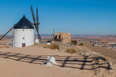 İspanya, Consuegra köyünde yel değirmenleri ve bir kale