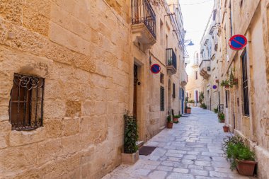Birgu şehrinin tipik dar sokakları, Malta