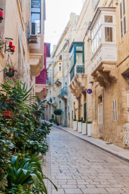 Birgu şehrinin tipik dar sokakları, Malta