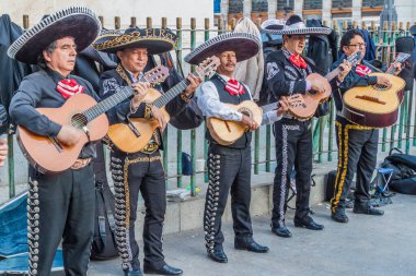 Madrid, İspanya - 24 Ekim 2017: Madrid 'deki Puerta del Sol Meydanı' nda Mariachi Grubu.