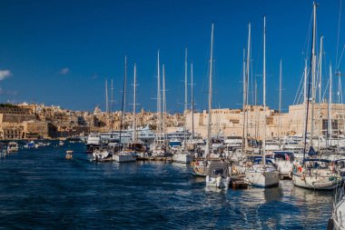Birgu, Malta - 7 Kasım 2017: Birgu kasabasında tekneler, Valletta arka planda.