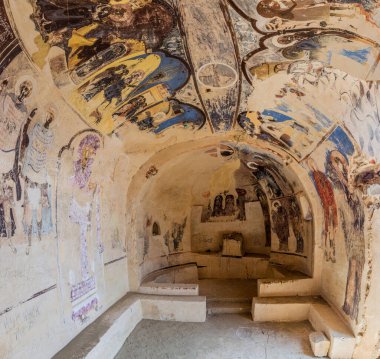 Davit Gareja, Gürcistan - 16 Temmuz 2017: Gürcistan 'daki Davit Gareja manastırı' ndaki Udabno mağara manastırındaki kiliselerden biri