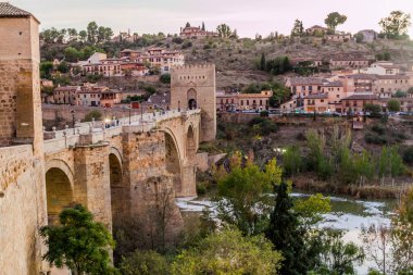 Toledo, İspanya - 23 Ekim 2017: Toledo, İspanya Puente San Martin köprüsü