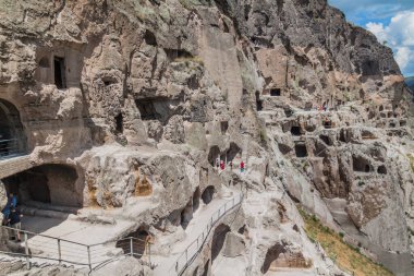 Vardzia, Gürcistan - 14 Temmuz 2017: Vardzia mağara manastırı Gürcistan 'da bir uçuruma oyuldu