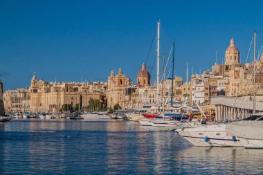 Birgu şehrinin limanında tekneler, Malta