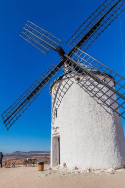 Consuegra, İspanya - 24 Ekim 2017 İspanya 'nın Consuegra köyünün yukarısındaki bir yel değirmeninde kafe