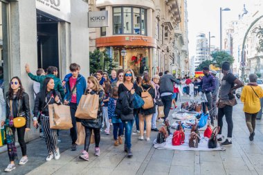 Madrid, İspanya - 22 Ekim 2017: Madrid 'deki Calle Gran Via caddesinde sokak satıcıları.