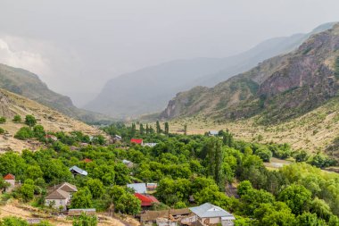 Gürcistan 'ın Khertvisi köyünün hava manzarası