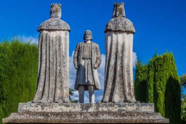 Cordoba, İspanya - 5 Kasım 2017: Alcazar de los Reyes Cristianos, İspanya 'da Hristiyan krallar Ferdinand ve Isabella ve Christopher Columbus' un heykeli