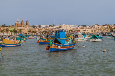 Marsaxlokk, Malta - 12 Kasım 2017: Marsaxlokk kasabasında balıkçı tekneleri, Malta