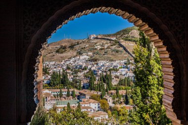 Granada, İspanya 'daki Alhambra' daki Nasrid Sarayı 'ndan (Palacios Nazaries) görüntü