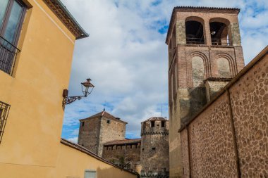 Segovia, İspanya 'da arka planda San Sebastian Kilisesi ve Las Cadenas Evi var.