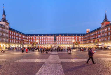 Madrid, İspanya - 21 Ekim 2017: Madrid 'de Plaza Mayor Meydanı' nın akşam manzarası.