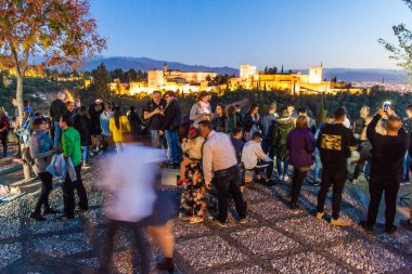Granada, İspanya - 2 Kasım 2017: İnsanlar Alhambra sarayını Mirador San Nicolas 'ın Granada, İspanya' daki bakış açısından gözlemlediler