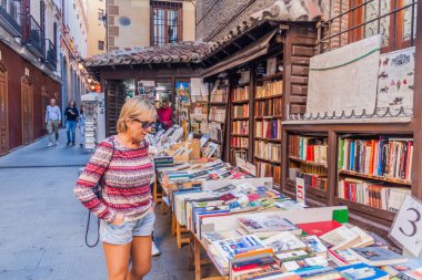 Madrid, İspanya - 25 Ekim 2017: Madrid, İspanya 'nın merkezindeki açık hava kitapçısı