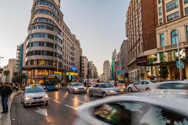 Madrid, İspanya - 21 Ekim 2017: Madrid 'deki Gran Via Caddesi ve Carrion Binası.