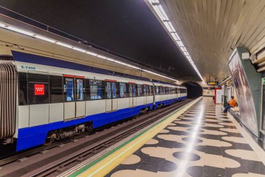 Madrid, İspanya - 20 Ekim 2017 Madrid 'de bir metro istasyonunun görüntüsü.