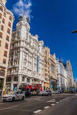 Madrid, İspanya - 21 Ekim 2017: Madrid 'de Gran Via caddesi boyunca binalar.