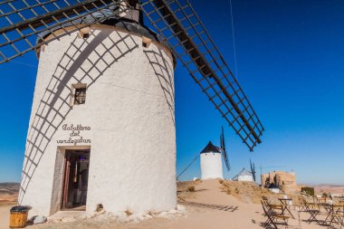 Consuegra, İspanya - 24 Ekim 2017 İspanya 'nın Consuegra köyünün yukarısındaki bir yel değirmeninde kafe
