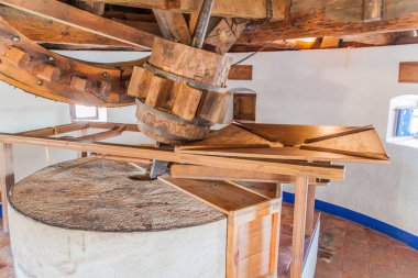 İspanya 'nın Consuegra köyündeki bir yel değirmeninin değirmeni mekanizması