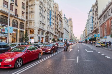 Madrid, İspanya - 21 Ekim 2017: Madrid 'deki Calle Gran Via Caddesi' nde trafik.