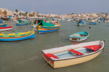 Marsaxlokk, Malta - 12 Kasım 2017: Marsaxlokk kasabasında balıkçı tekneleri, Malta