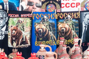 Erivan, Ermenistan - 5 Temmuz 2017: Putin ile Ermenistan 'ın başkenti Erivan' da bir pazarda hatıra tişörtü