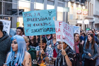 Madrid, İspanya - 22 Ekim 2017: Transseksüellerin Madrid sokaklarında toplanması, İspanya