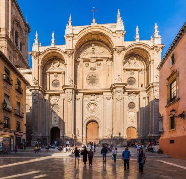 Granada, İspanya - 2 Kasım 2017: Granada 'daki Plaza de las Pasiegas Meydanı Katedrali.