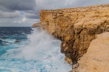 Dwejra Kayalıkları, Malta 'nın Gozo adasındaki çökmüş Azure Penceresinin yeri