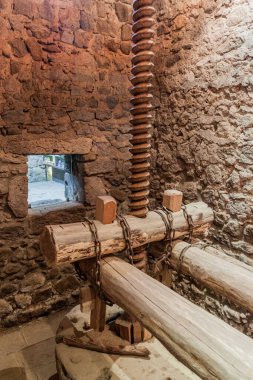 Tatev Manastırı, Ermenistan 'ın eski petrol presi