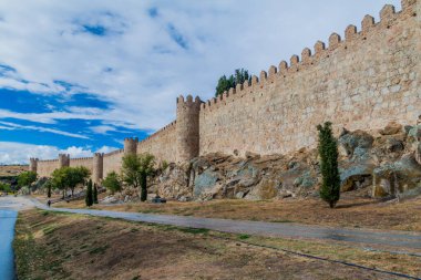 Avila, İspanya 'daki surlar ve kuleler güçlendirildi.