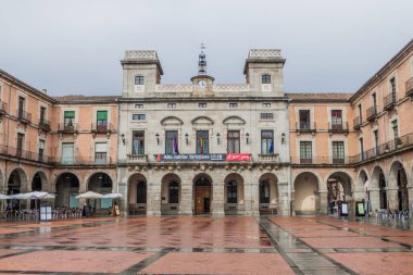 Avila, İspanya - 19 Ekim 2017: Avila 'daki Plaza Mercado Chico (Plaza Mayor) meydanı.