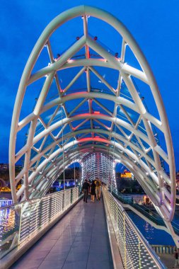 Tiflis, Gürcistan - 15 Temmuz 2017: Tiflis, Gürcistan 'daki Barış Köprüsü akşam manzarası