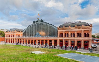 Madrid, İspanya - 22 Ekim 2017: Madrid, İspanya 'daki eski Atocha tren istasyonu