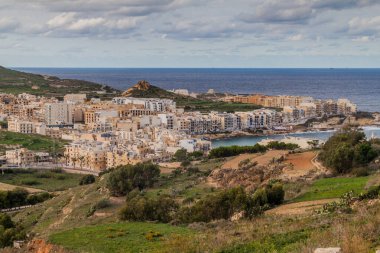 Marsalforn 'un Malta' daki Gozo adasındaki hava manzarası.