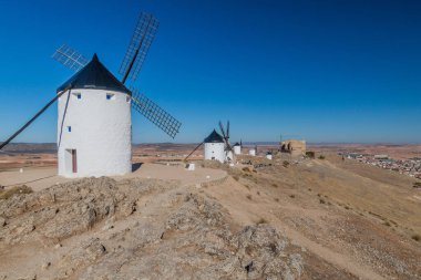 İspanya 'nın Consuegra köyünde bulunan yel değirmenleri