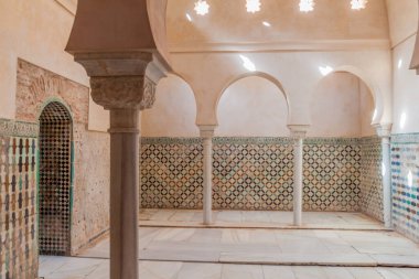 Granada, İspanya - 2 Kasım 2017: Granada, İspanya 'da bulunan Alhambra' daki Nasrid Saraylarının İçi (Palacios Nazaries)
