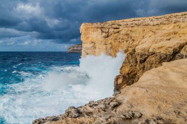 Dwejra Kayalıkları, Malta 'nın Gozo adasındaki çökmüş Azure Penceresinin yeri