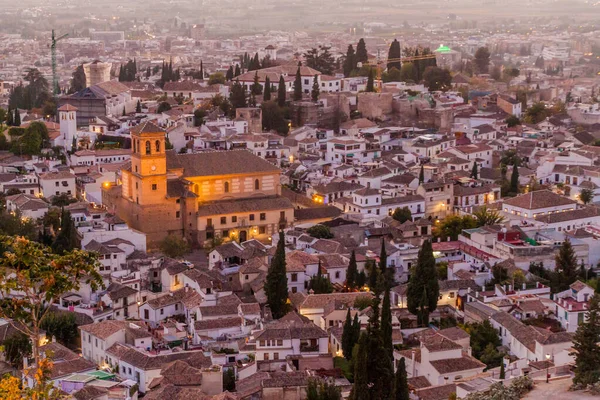 Gün batımında Salvador Kilisesi ile Granada 'nın hava manzarası, İspanya.