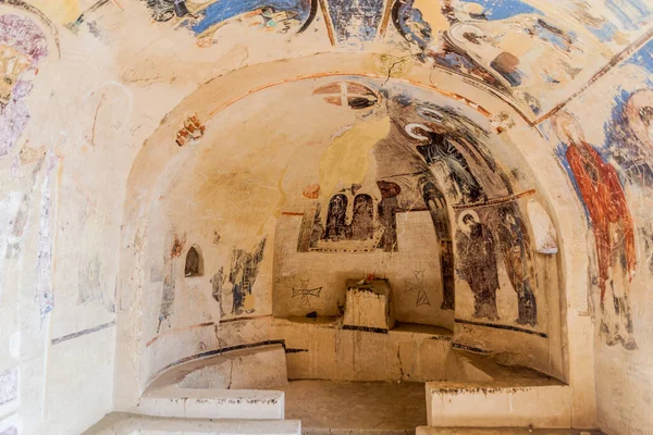 Davit Gareja, Gürcistan - 16 Temmuz 2017: Gürcistan 'daki Davit Gareja manastırı' ndaki Udabno mağara manastırındaki kiliselerden biri