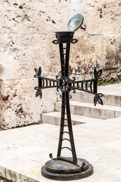 Ладан в форме креста в монастыре Агарцин в Армении
