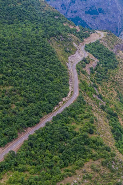 アルメニアのヴォロタン川渓谷のタテフとハリドルの間の道路 — ストック写真