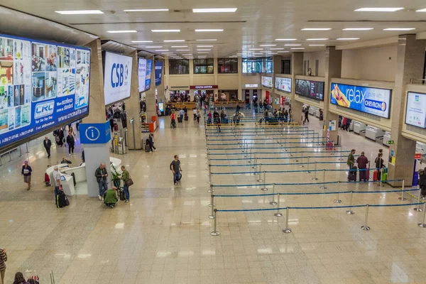 Malta Novembre 2017 Passeggeri Attesa Effettuare Check All Aeroporto Internazionale — Foto Stock