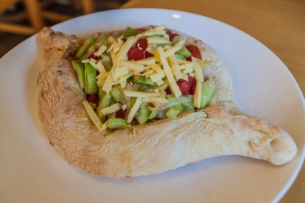 Portion Adjarianischer Chachapuri Mit Gemüse Spezialität Aus Georgien — Stockfoto