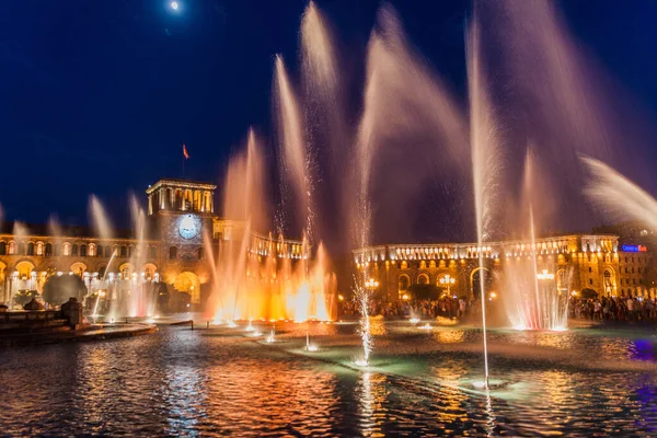 Yerevan Armenia Julio 2017 Fuente Vespertina Plaza República Ereván Capital — Foto de Stock