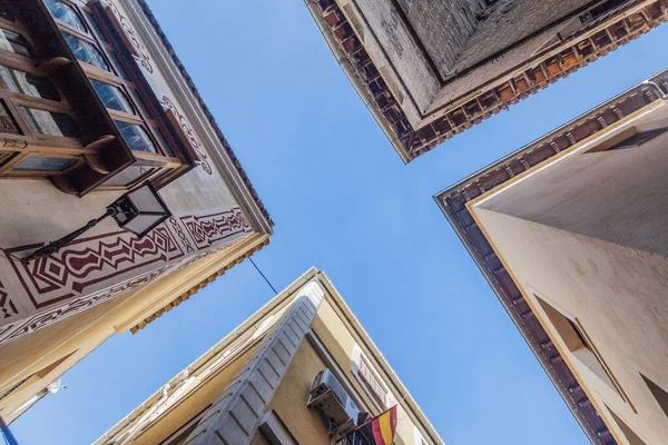 スペインのトレドにある狭い通りの交差点 — ストック写真