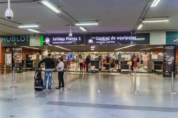 Madrid Spanien Oktober 2017 Säkerhetskontroller Vid Atocha Tågstation Madrid Spanien — Stockfoto