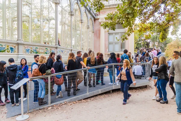 Madrid Espanha Outubro 2017 Turistas Uma Linha Para Palácio Cristal — Fotografia de Stock
