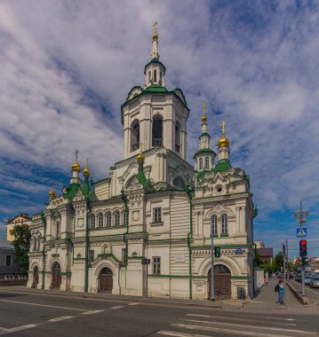 TYUMEN, RUSSIA - 6 Temmuz 2018: Tyumen, Rusya 'daki Kurtarıcı Kilisesi (Spasskaya Çerkov)